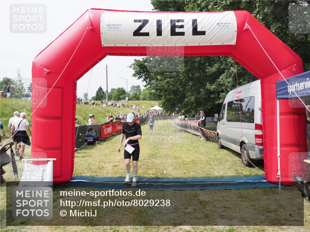 21.06.2025 - 27. Vierlanden-Triathlon MichiJ http://msf.ph/oto/8029238 15.06.2026 12:20:20 Ziel 10, 498 meine-sportfotos.de