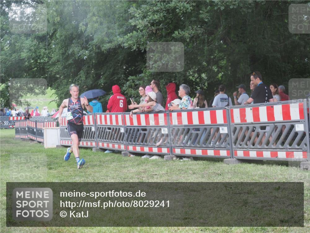 21.06.2025 - 27. Vierlanden-Triathlon KatJ http://msf.ph/oto/8029241 15.06.2025 13:34:42 Ziel 804, 967 meine-sportfotos.de