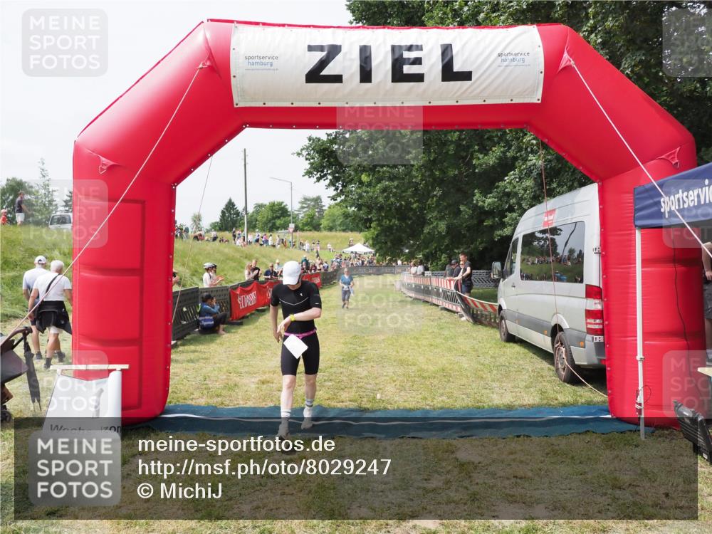 21.06.2025 - 27. Vierlanden-Triathlon MichiJ http://msf.ph/oto/8029247 15.06.2026 12:20:20 Ziel 10, 498 meine-sportfotos.de
