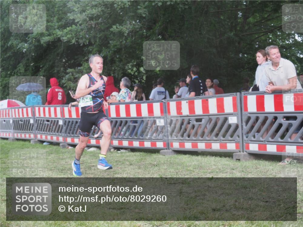 21.06.2025 - 27. Vierlanden-Triathlon KatJ http://msf.ph/oto/8029260 15.06.2025 13:34:43 Ziel 804, 967 meine-sportfotos.de