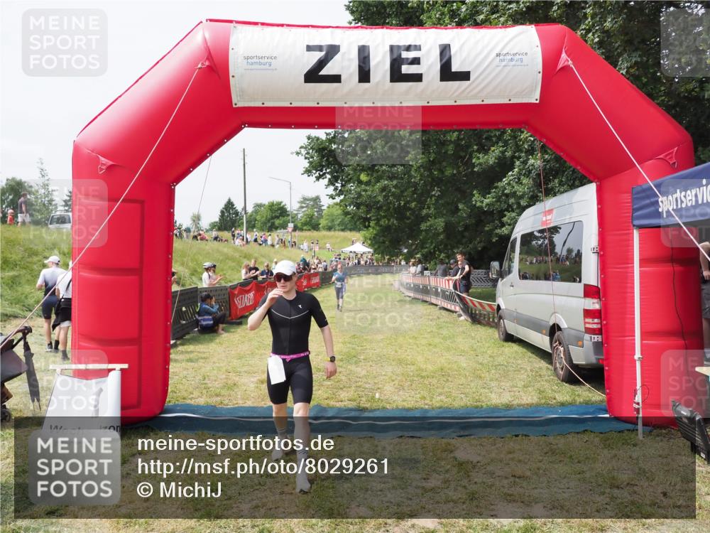 21.06.2025 - 27. Vierlanden-Triathlon MichiJ http://msf.ph/oto/8029261 15.06.2026 12:20:21 Ziel 10 meine-sportfotos.de