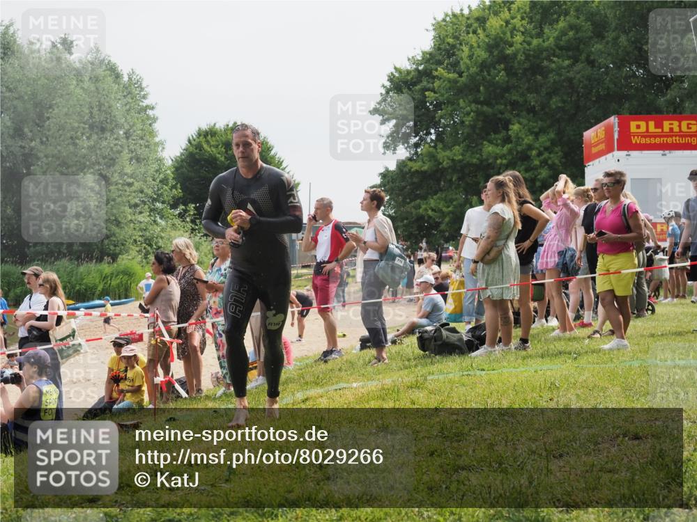 15.06.2025 - 27. Vierlanden-Triathlon KatJ http://msf.ph/oto/8029266 15.06.2025 11:04:45 Schwimmen 841, 859 meine-sportfotos.de