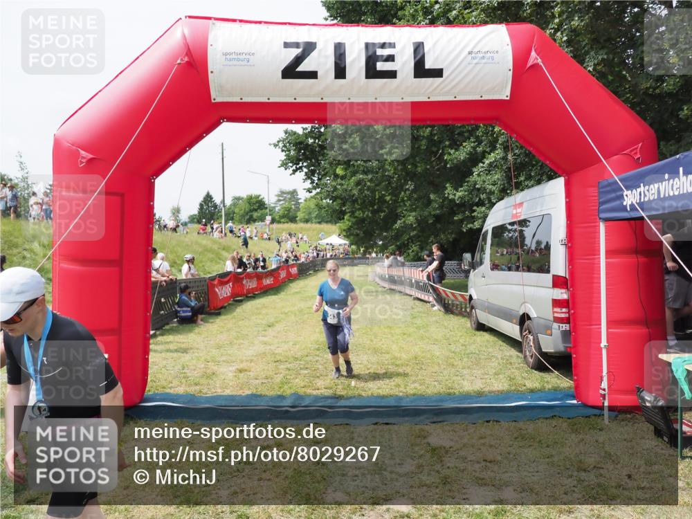 21.06.2025 - 27. Vierlanden-Triathlon MichiJ http://msf.ph/oto/8029267 15.06.2026 12:20:26 Ziel 10, 543 meine-sportfotos.de