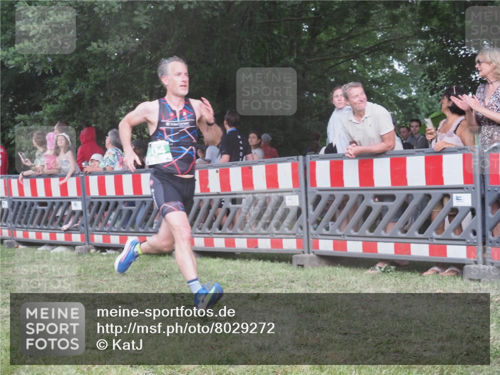 21.06.2025 - 27. Vierlanden-Triathlon KatJ http://msf.ph/oto/8029272 15.06.2025 13:34:44 Ziel 804, 967, 1085, 1086, 1087 meine-sportfotos.de