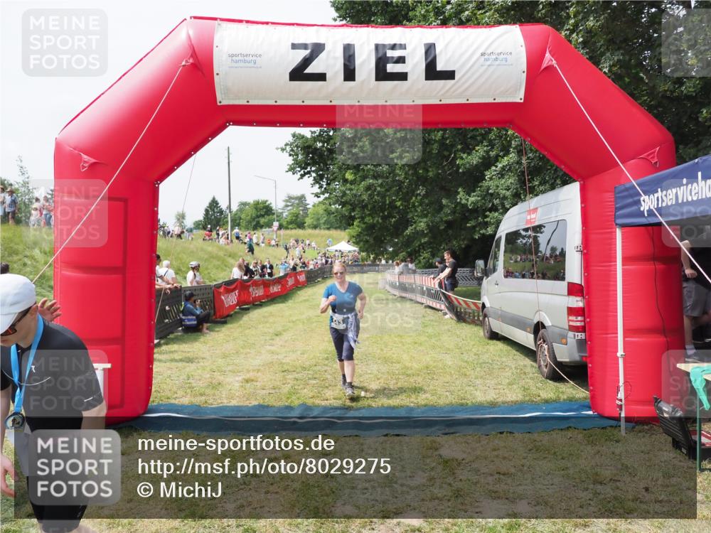 21.06.2025 - 27. Vierlanden-Triathlon MichiJ http://msf.ph/oto/8029275 15.06.2026 12:20:26 Ziel 10, 543 meine-sportfotos.de