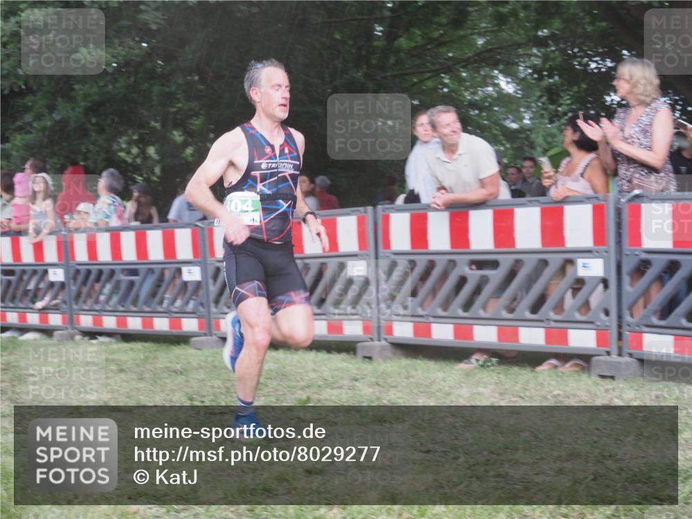 21.06.2025 - 27. Vierlanden-Triathlon KatJ http://msf.ph/oto/8029277 15.06.2025 13:34:44 Ziel 804, 967, 1085, 1086, 1087 meine-sportfotos.de