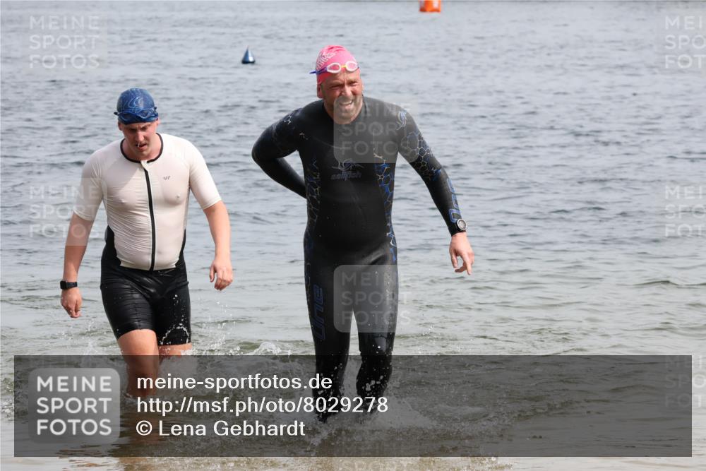 15.06.2025 - 27. Vierlanden-Triathlon Lena Gebhardt http://msf.ph/oto/8029278 15.06.2025 11:05:03 Schwimmen 673, 739, 801, 803 meine-sportfotos.de