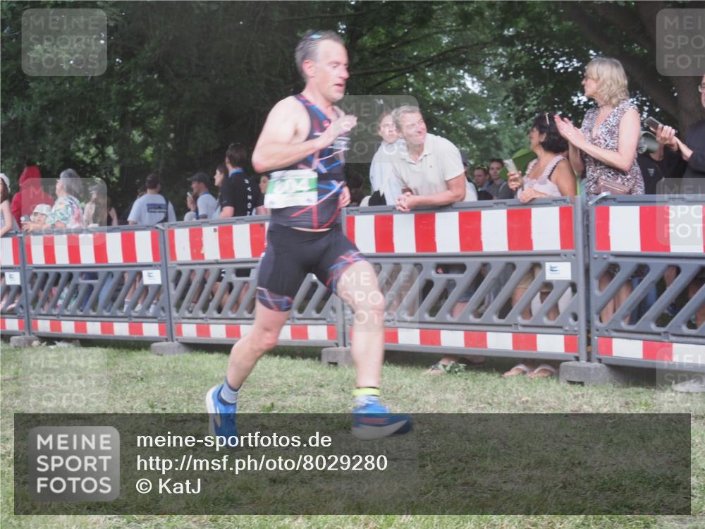 21.06.2025 - 27. Vierlanden-Triathlon KatJ http://msf.ph/oto/8029280 15.06.2025 13:34:44 Ziel 804, 967, 1085, 1086, 1087 meine-sportfotos.de