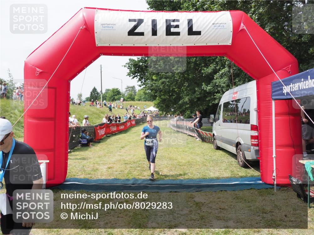 21.06.2025 - 27. Vierlanden-Triathlon MichiJ http://msf.ph/oto/8029283 15.06.2026 12:20:26 Ziel 10, 543 meine-sportfotos.de