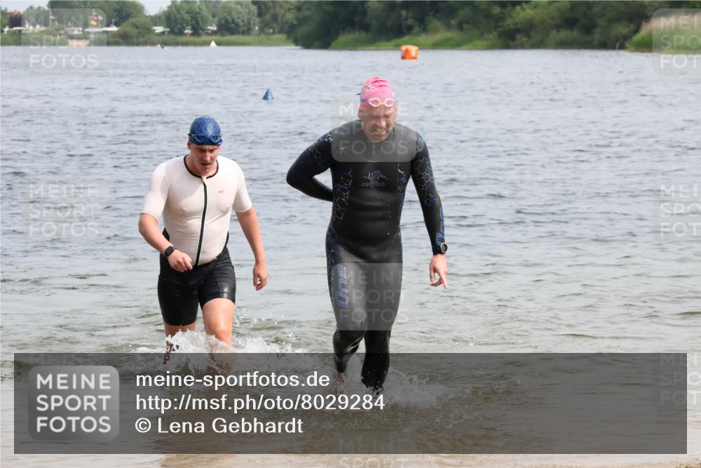 15.06.2025 - 27. Vierlanden-Triathlon Lena Gebhardt http://msf.ph/oto/8029284 15.06.2025 11:05:03 Schwimmen 673, 739, 801, 803 meine-sportfotos.de