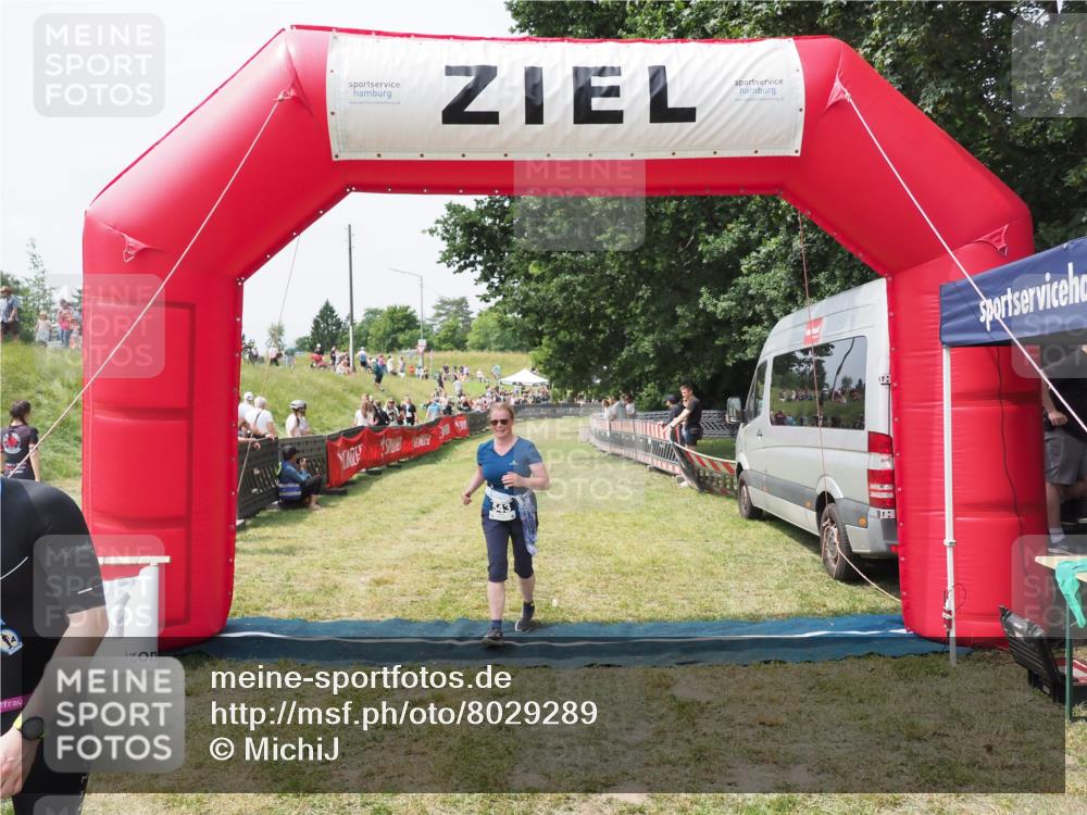 21.06.2025 - 27. Vierlanden-Triathlon MichiJ http://msf.ph/oto/8029289 15.06.2026 12:20:27 Ziel 10, 543 meine-sportfotos.de