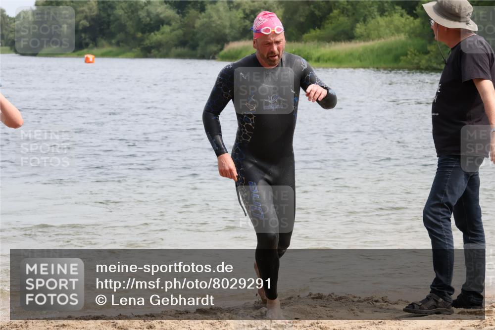 15.06.2025 - 27. Vierlanden-Triathlon Lena Gebhardt http://msf.ph/oto/8029291 15.06.2025 11:05:06 Schwimmen 673, 739, 778, 801, 803 meine-sportfotos.de