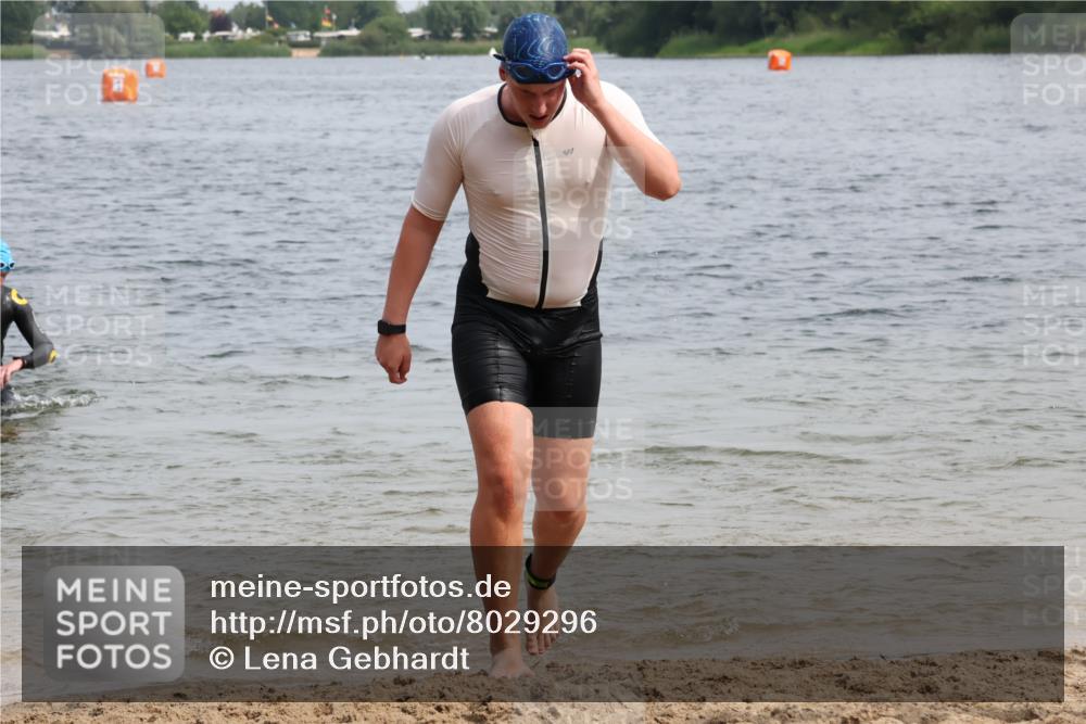 15.06.2025 - 27. Vierlanden-Triathlon Lena Gebhardt http://msf.ph/oto/8029296 15.06.2025 11:05:06 Schwimmen 673, 739, 778, 801, 803 meine-sportfotos.de