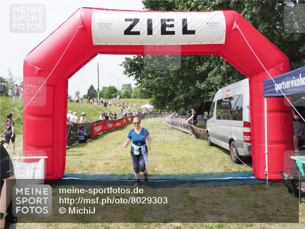 21.06.2025 - 27. Vierlanden-Triathlon MichiJ http://msf.ph/oto/8029303 15.06.2026 12:20:27 Ziel 10, 543 meine-sportfotos.de