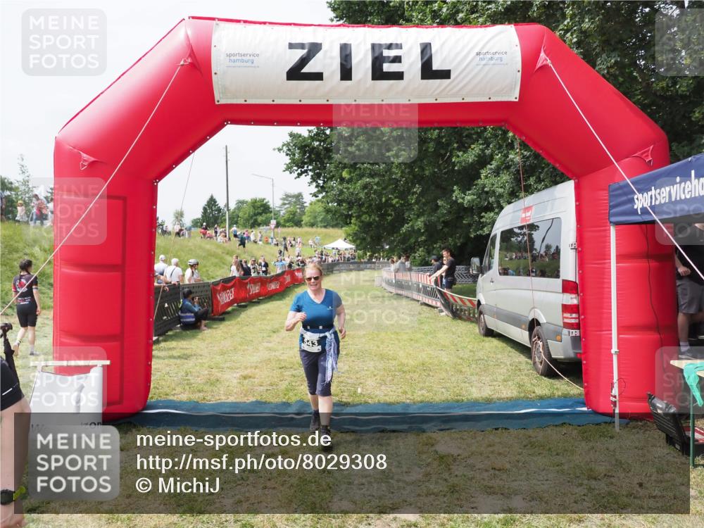 21.06.2025 - 27. Vierlanden-Triathlon MichiJ http://msf.ph/oto/8029308 15.06.2026 12:20:27 Ziel 10, 543 meine-sportfotos.de