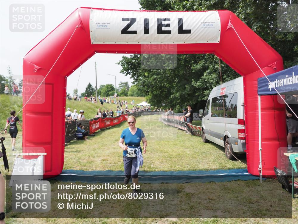 21.06.2025 - 27. Vierlanden-Triathlon MichiJ http://msf.ph/oto/8029316 15.06.2026 12:20:27 Ziel 10, 543 meine-sportfotos.de