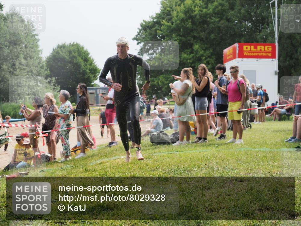 15.06.2025 - 27. Vierlanden-Triathlon KatJ http://msf.ph/oto/8029328 15.06.2025 11:05:02 Schwimmen 803 meine-sportfotos.de