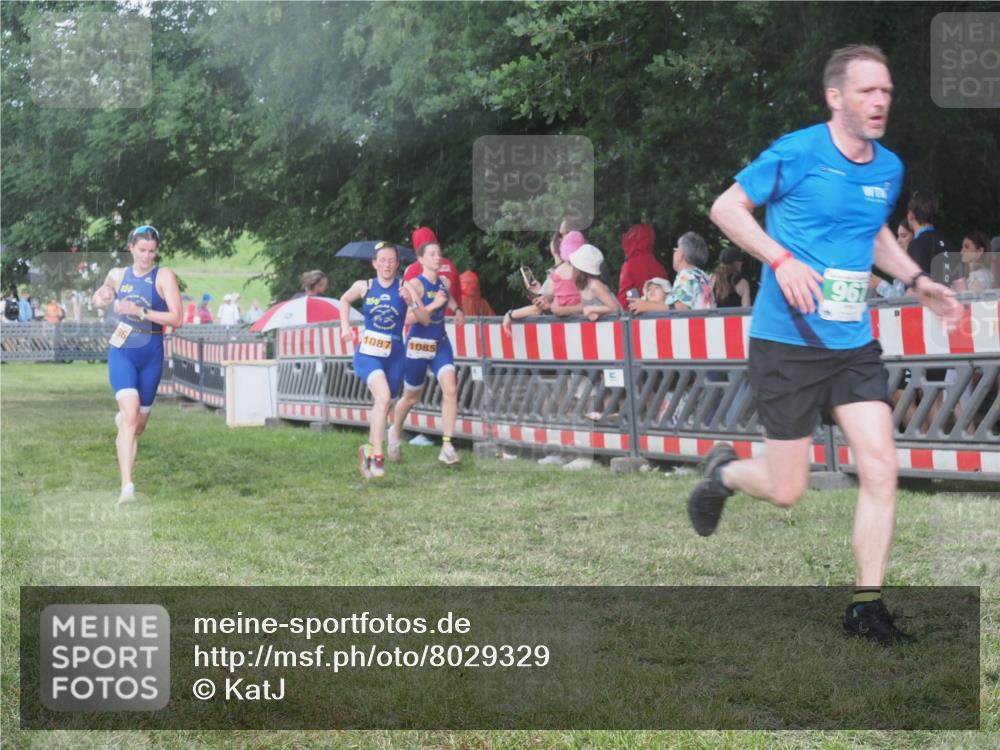 21.06.2025 - 27. Vierlanden-Triathlon KatJ http://msf.ph/oto/8029329 15.06.2025 13:34:53 Ziel 967, 1085, 1086, 1087 meine-sportfotos.de