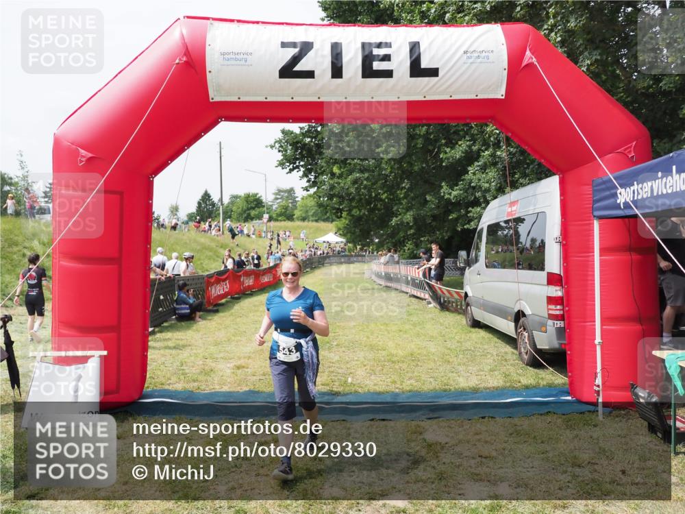 21.06.2025 - 27. Vierlanden-Triathlon MichiJ http://msf.ph/oto/8029330 15.06.2026 12:20:28 Ziel 543 meine-sportfotos.de