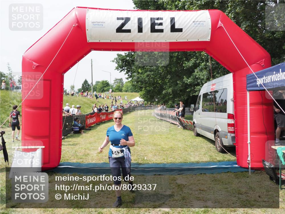 21.06.2025 - 27. Vierlanden-Triathlon MichiJ http://msf.ph/oto/8029337 15.06.2026 12:20:28 Ziel 543 meine-sportfotos.de