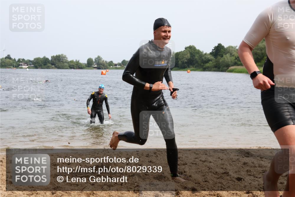 15.06.2025 - 27. Vierlanden-Triathlon Lena Gebhardt http://msf.ph/oto/8029339 15.06.2025 11:05:09 Schwimmen 673, 739, 778, 801 meine-sportfotos.de
