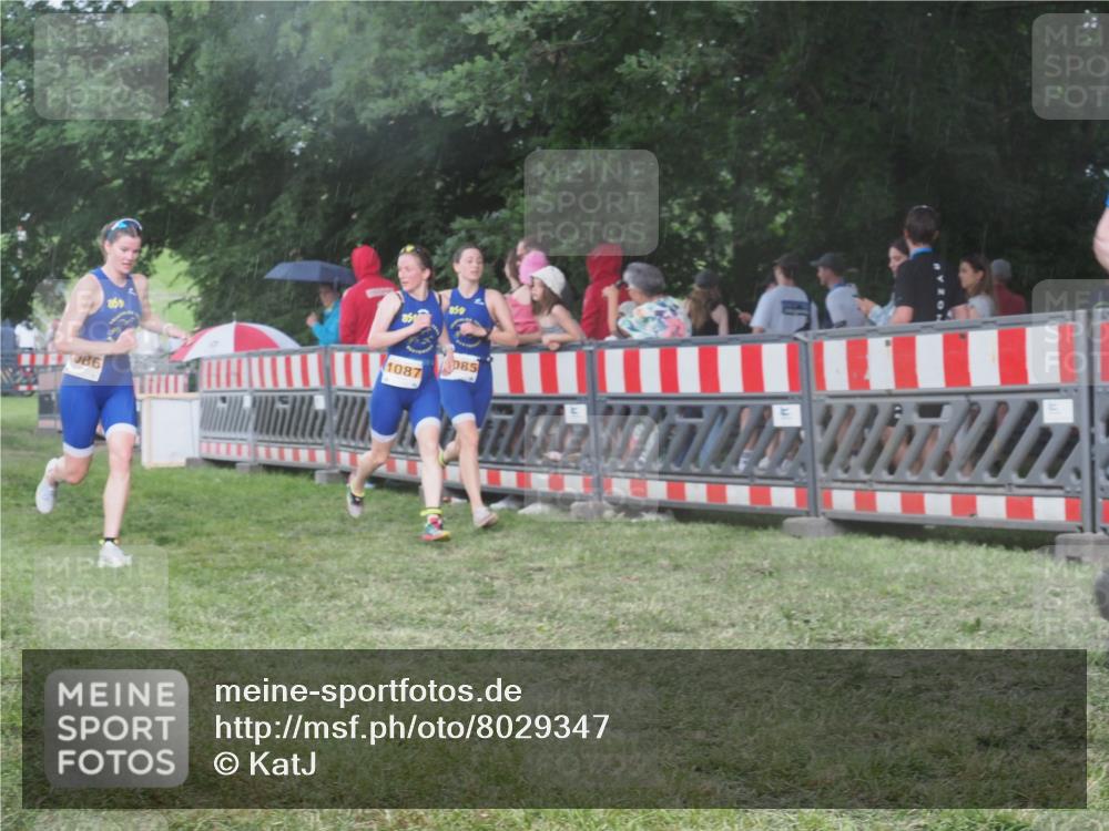 21.06.2025 - 27. Vierlanden-Triathlon KatJ http://msf.ph/oto/8029347 15.06.2025 13:34:54 Ziel 967, 1085, 1086, 1087 meine-sportfotos.de