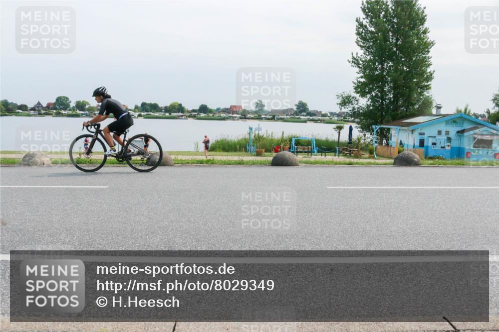 15.06.2025 - 27. Vierlanden-Triathlon H.Heesch http://msf.ph/oto/8029349 15.06.2025 11:27:16 Radfahren 825, 885, 939 meine-sportfotos.de