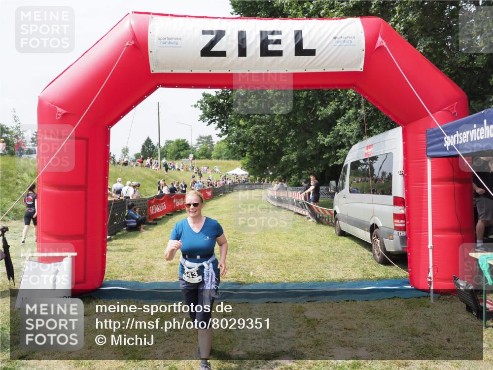 21.06.2025 - 27. Vierlanden-Triathlon MichiJ http://msf.ph/oto/8029351 15.06.2026 12:20:28 Ziel 543 meine-sportfotos.de