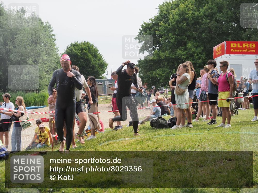 15.06.2025 - 27. Vierlanden-Triathlon KatJ http://msf.ph/oto/8029356 15.06.2025 11:05:12 Schwimmen 673, 739, 778, 801 meine-sportfotos.de
