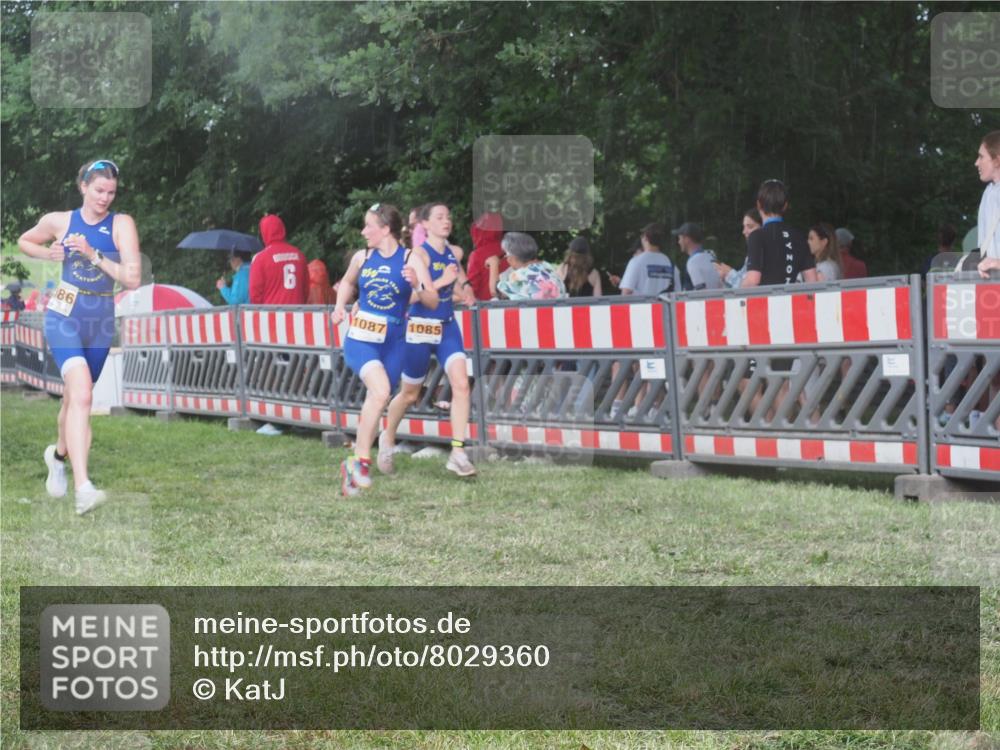 21.06.2025 - 27. Vierlanden-Triathlon KatJ http://msf.ph/oto/8029360 15.06.2025 13:34:54 Ziel 967, 1085, 1086, 1087 meine-sportfotos.de