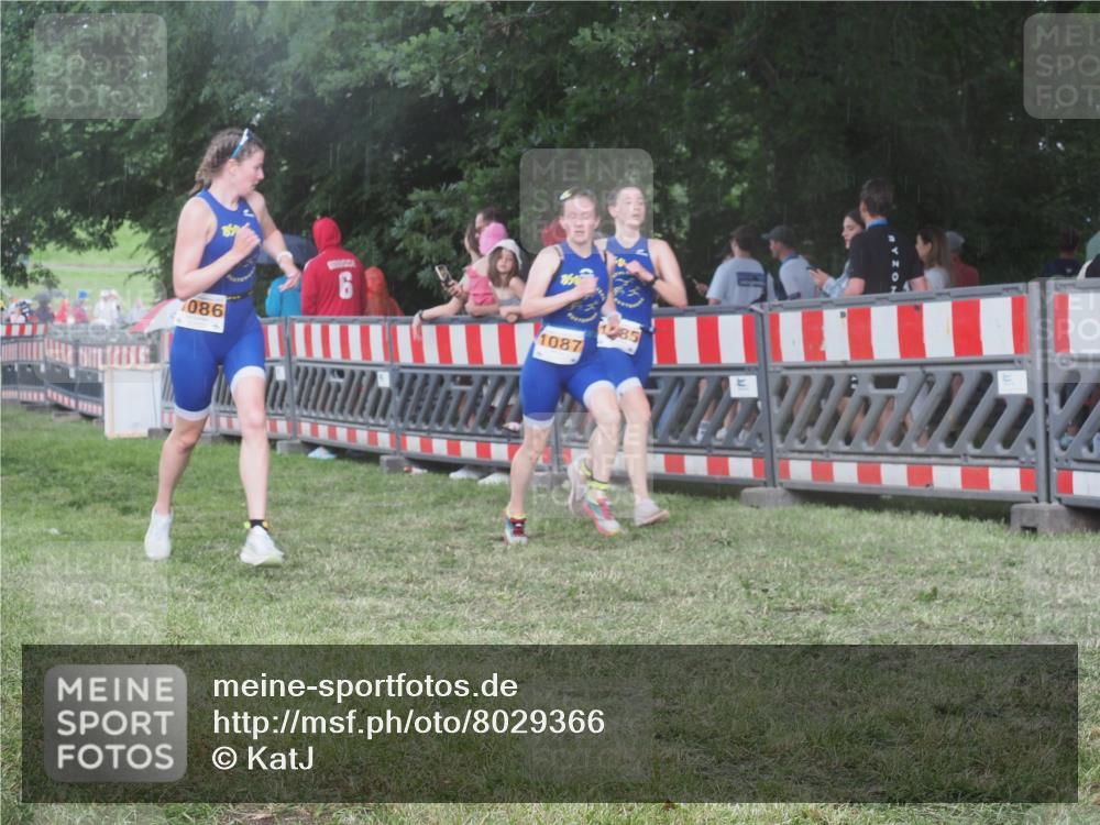 21.06.2025 - 27. Vierlanden-Triathlon KatJ http://msf.ph/oto/8029366 15.06.2025 13:34:54 Ziel 967, 1085, 1086, 1087 meine-sportfotos.de