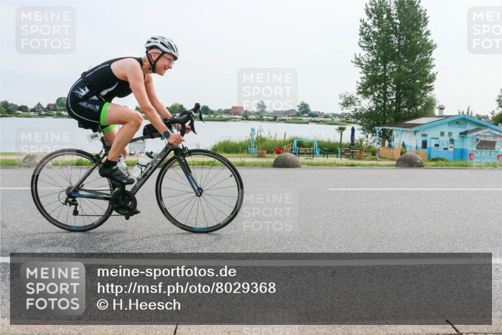 15.06.2025 - 27. Vierlanden-Triathlon H.Heesch http://msf.ph/oto/8029368 15.06.2025 10:30:27 Radfahren 239, 248, 515, 563 meine-sportfotos.de