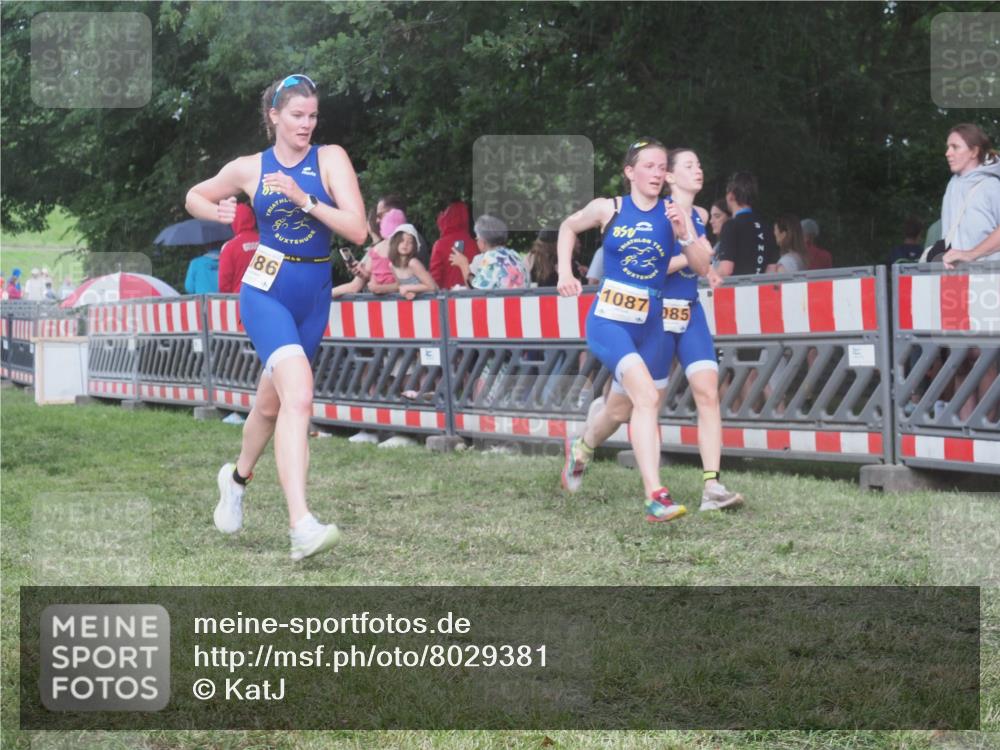 21.06.2025 - 27. Vierlanden-Triathlon KatJ http://msf.ph/oto/8029381 15.06.2025 13:34:55 Ziel 1085, 1086, 1087 meine-sportfotos.de