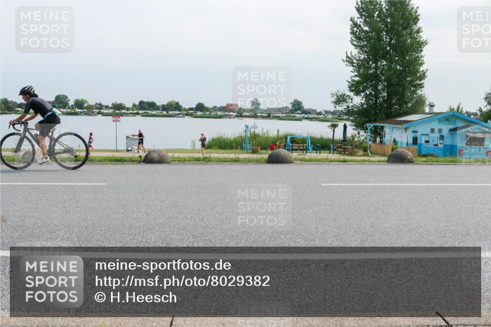 15.06.2025 - 27. Vierlanden-Triathlon H.Heesch http://msf.ph/oto/8029382 15.06.2025 11:27:16 Radfahren 825, 885, 939 meine-sportfotos.de