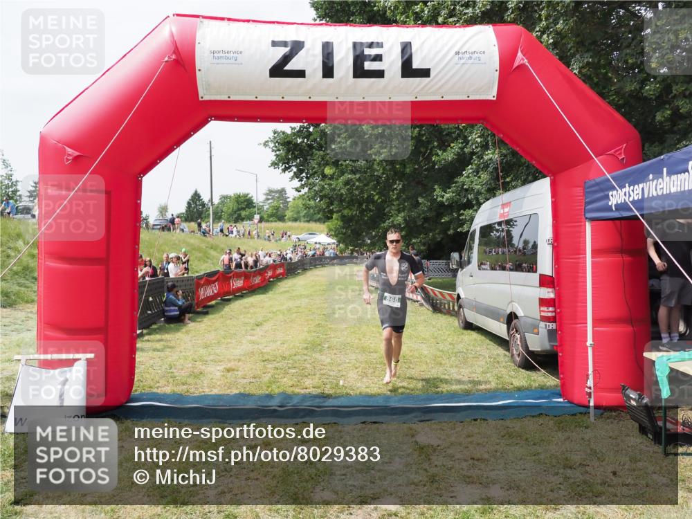 21.06.2025 - 27. Vierlanden-Triathlon MichiJ http://msf.ph/oto/8029383 15.06.2026 12:20:56 Ziel 868 meine-sportfotos.de
