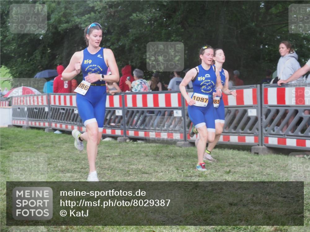 21.06.2025 - 27. Vierlanden-Triathlon KatJ http://msf.ph/oto/8029387 15.06.2025 13:34:55 Ziel 1085, 1086, 1087 meine-sportfotos.de