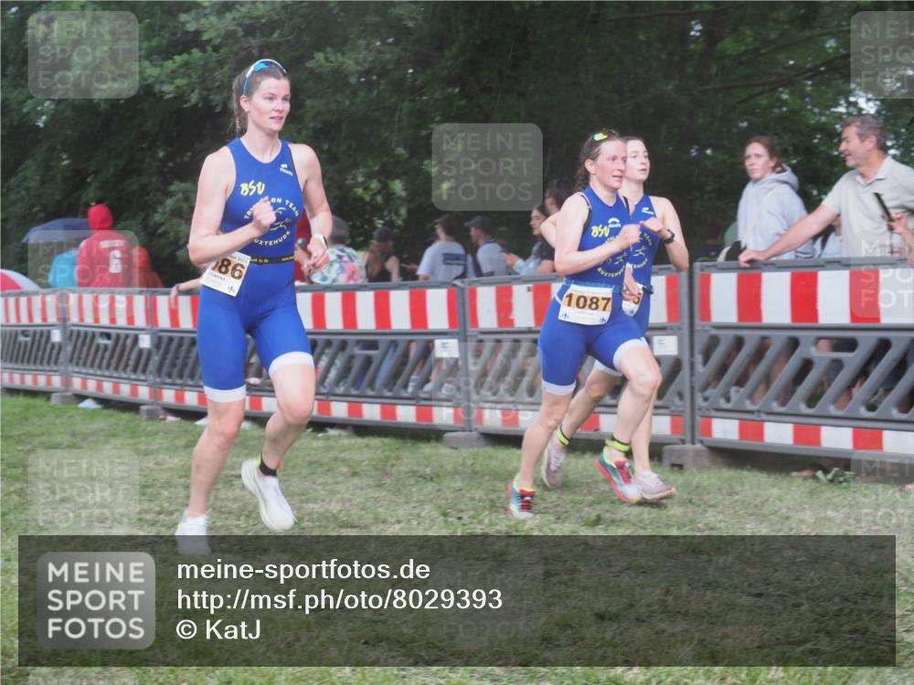 21.06.2025 - 27. Vierlanden-Triathlon KatJ http://msf.ph/oto/8029393 15.06.2025 13:34:55 Ziel 1085, 1086, 1087 meine-sportfotos.de