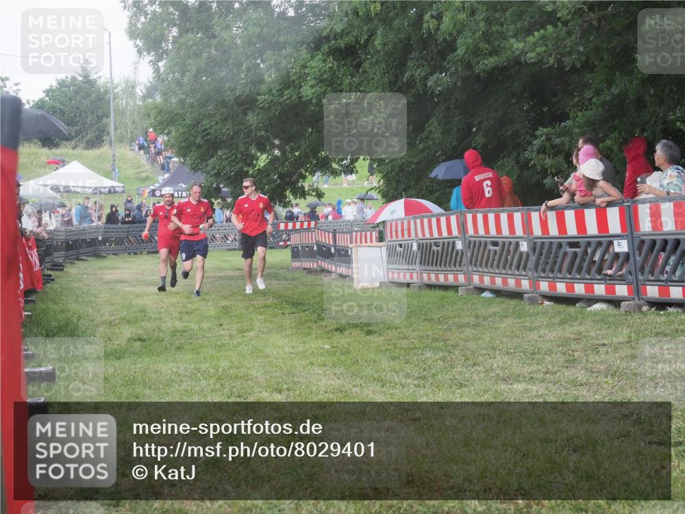 21.06.2025 - 27. Vierlanden-Triathlon KatJ http://msf.ph/oto/8029401 15.06.2025 13:35:06 Ziel 954 meine-sportfotos.de