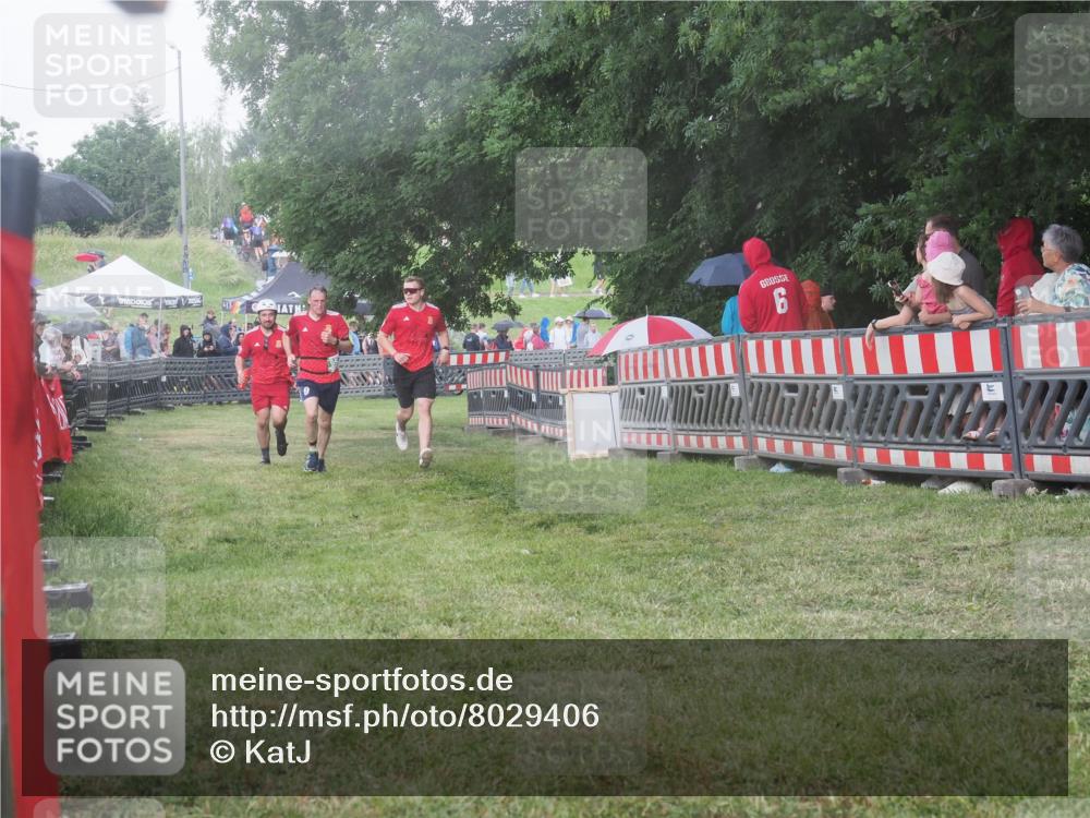 21.06.2025 - 27. Vierlanden-Triathlon KatJ http://msf.ph/oto/8029406 15.06.2025 13:35:07 Ziel 954 meine-sportfotos.de
