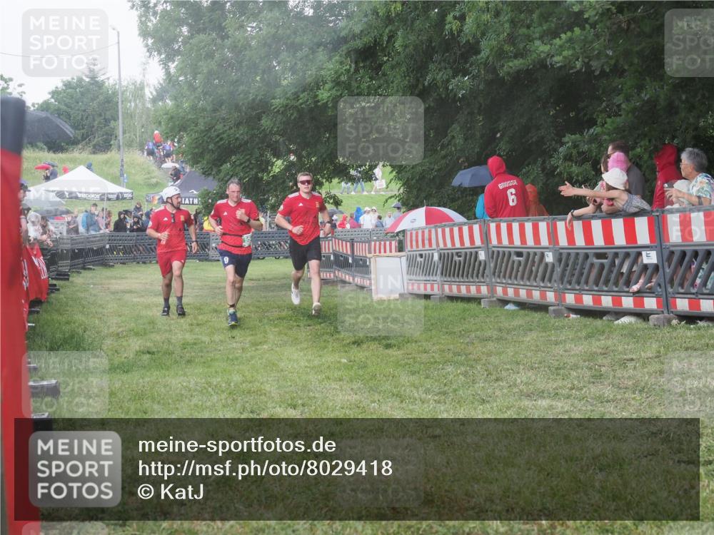 21.06.2025 - 27. Vierlanden-Triathlon KatJ http://msf.ph/oto/8029418 15.06.2025 13:35:07 Ziel 954 meine-sportfotos.de