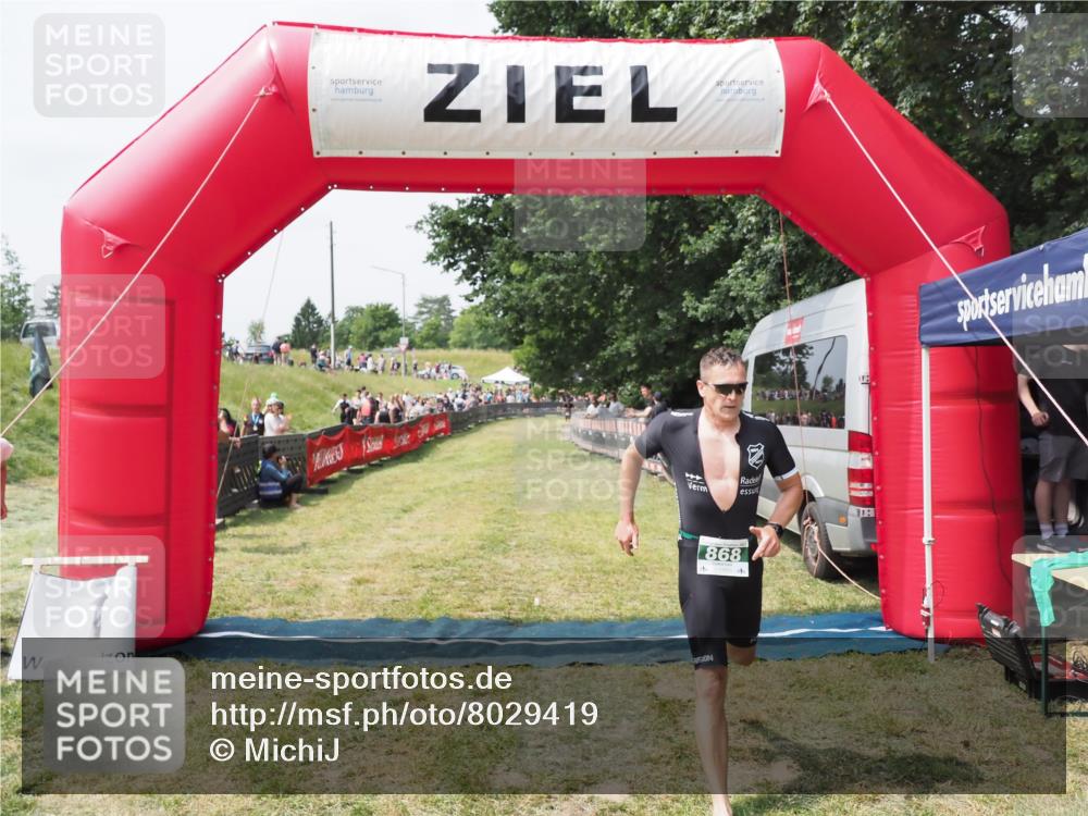 21.06.2025 - 27. Vierlanden-Triathlon MichiJ http://msf.ph/oto/8029419 15.06.2026 12:20:57 Ziel 868 meine-sportfotos.de