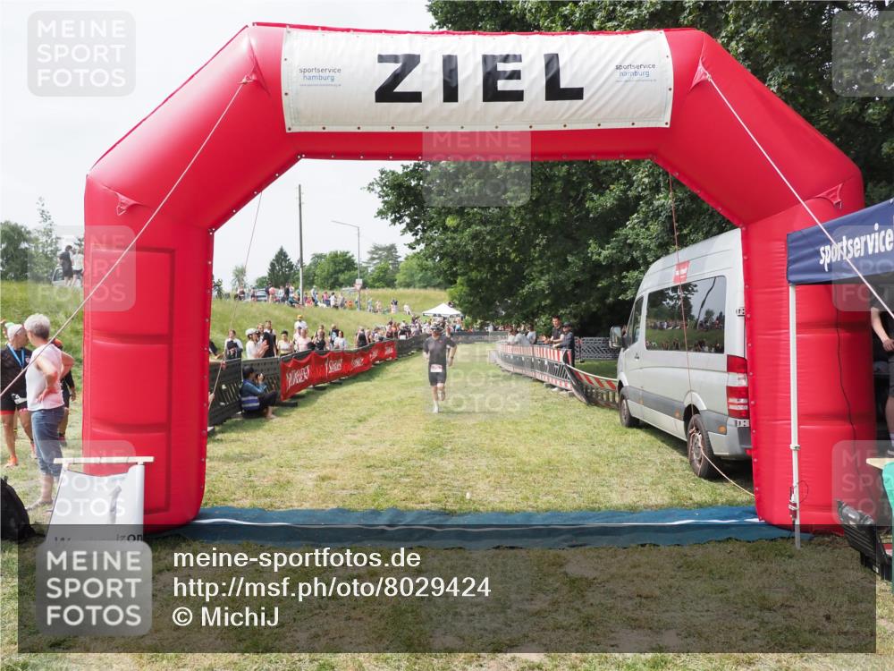 21.06.2025 - 27. Vierlanden-Triathlon MichiJ http://msf.ph/oto/8029424 15.06.2026 12:21:06 Ziel 78 meine-sportfotos.de