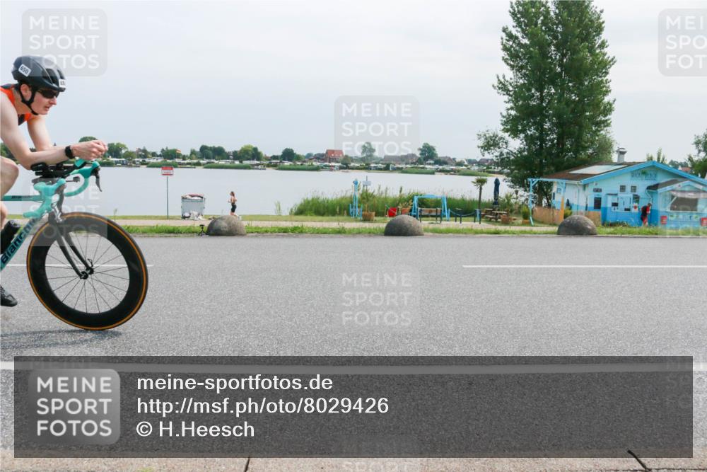 15.06.2025 - 27. Vierlanden-Triathlon H.Heesch http://msf.ph/oto/8029426 15.06.2025 11:27:39 Radfahren 47, 84, 650 meine-sportfotos.de