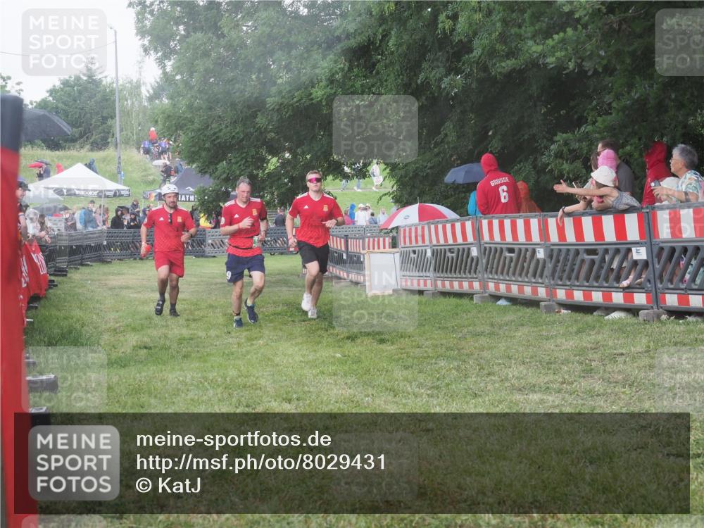 21.06.2025 - 27. Vierlanden-Triathlon KatJ http://msf.ph/oto/8029431 15.06.2025 13:35:07 Ziel 954 meine-sportfotos.de