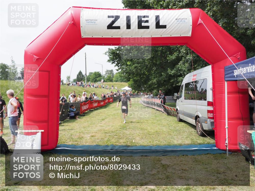 21.06.2025 - 27. Vierlanden-Triathlon MichiJ http://msf.ph/oto/8029433 15.06.2026 12:21:07 Ziel 78 meine-sportfotos.de