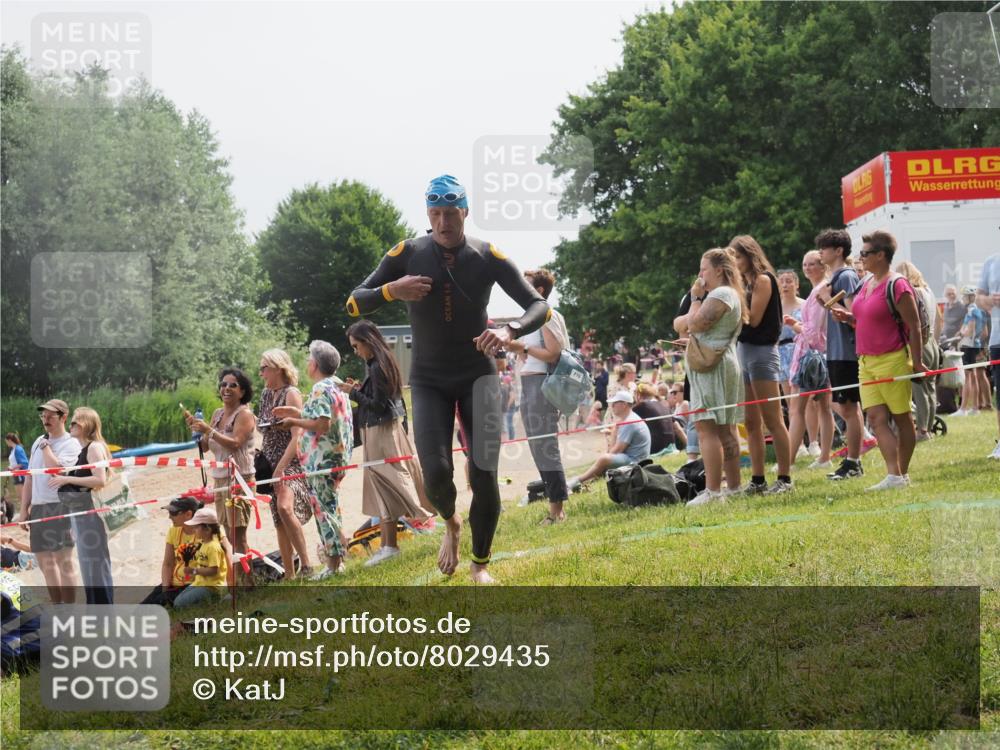 15.06.2025 - 27. Vierlanden-Triathlon KatJ http://msf.ph/oto/8029435 15.06.2025 11:05:18 Schwimmen 673, 739, 778, 801 meine-sportfotos.de
