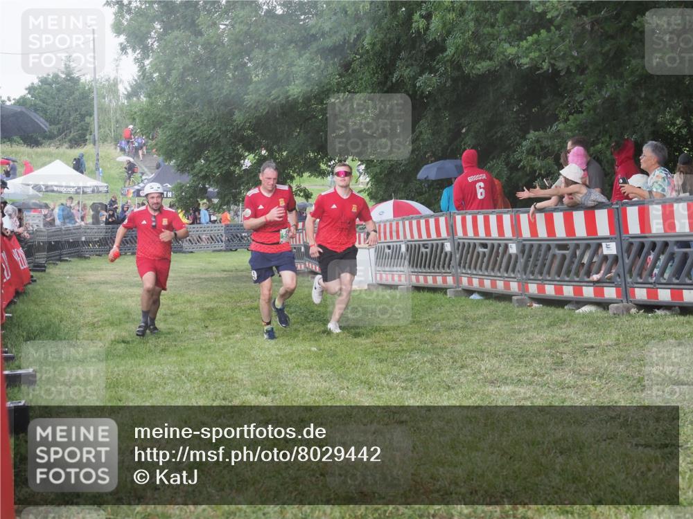 21.06.2025 - 27. Vierlanden-Triathlon KatJ http://msf.ph/oto/8029442 15.06.2025 13:35:08 Ziel 954 meine-sportfotos.de