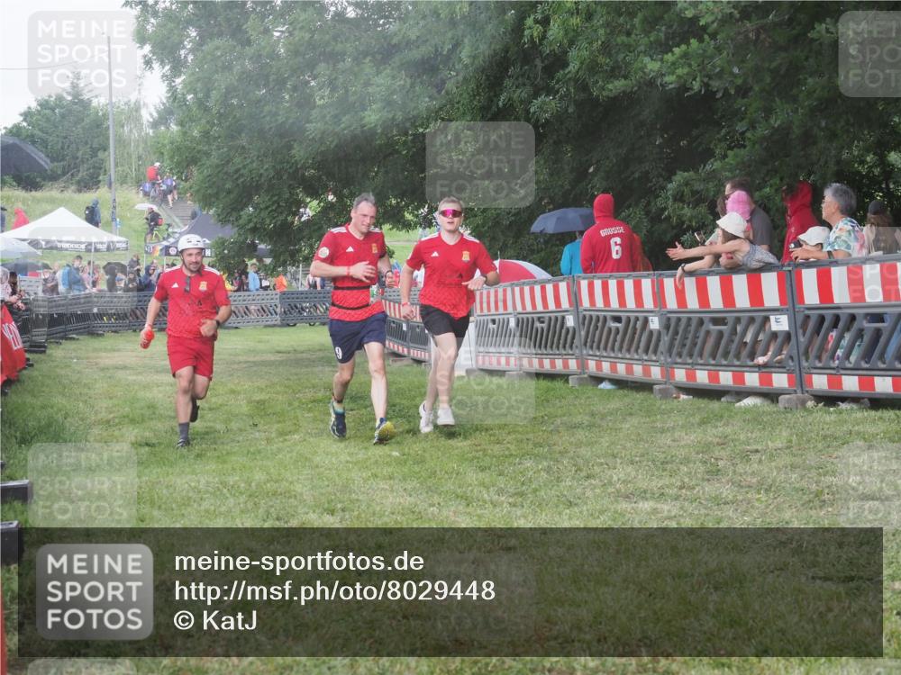 21.06.2025 - 27. Vierlanden-Triathlon KatJ http://msf.ph/oto/8029448 15.06.2025 13:35:08 Ziel 954 meine-sportfotos.de
