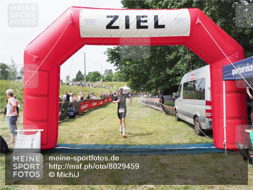21.06.2025 - 27. Vierlanden-Triathlon MichiJ http://msf.ph/oto/8029459 15.06.2026 12:21:08 Ziel 78 meine-sportfotos.de