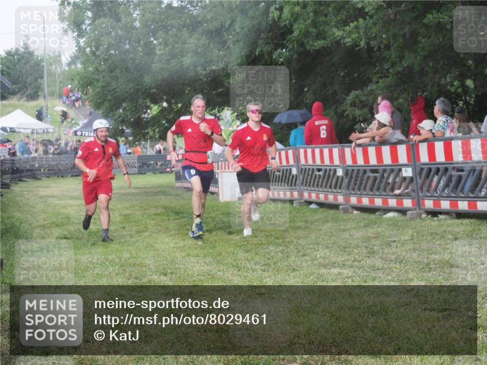 21.06.2025 - 27. Vierlanden-Triathlon KatJ http://msf.ph/oto/8029461 15.06.2025 13:35:08 Ziel 954 meine-sportfotos.de